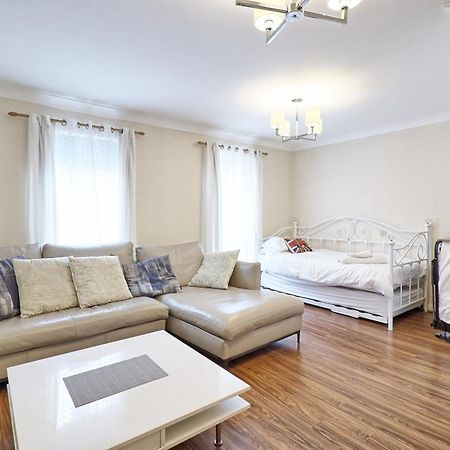 By Buildersbeds - Paignton House 4 Bedrooms Harold Wood ภายนอก รูปภาพ