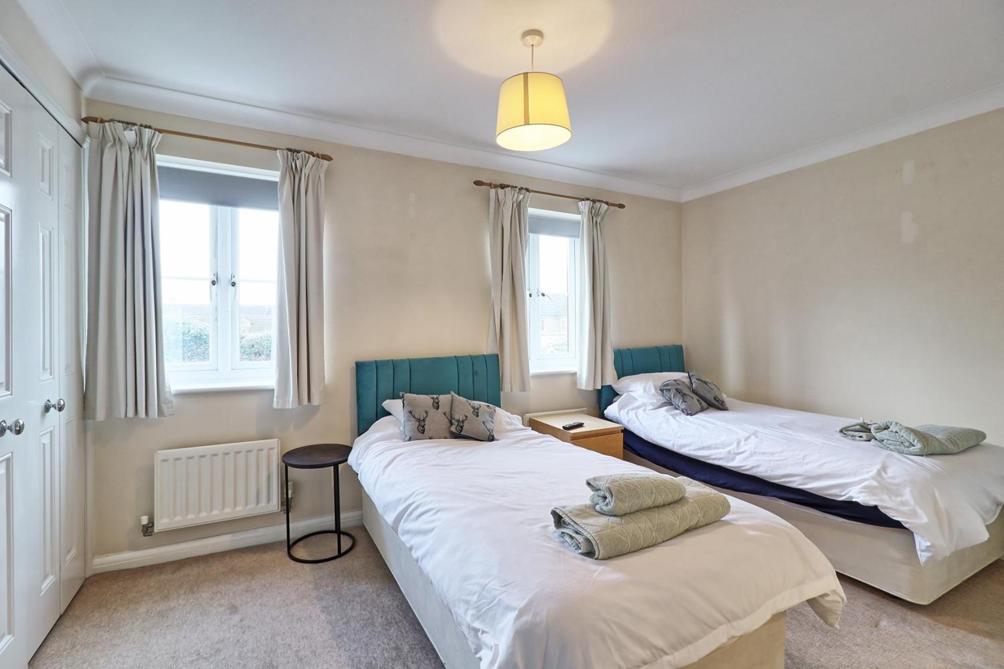 By Buildersbeds - Paignton House 4 Bedrooms Harold Wood ภายนอก รูปภาพ