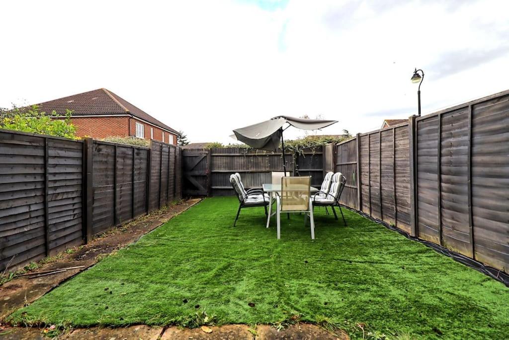 By Buildersbeds - Paignton House 4 Bedrooms Harold Wood ภายนอก รูปภาพ