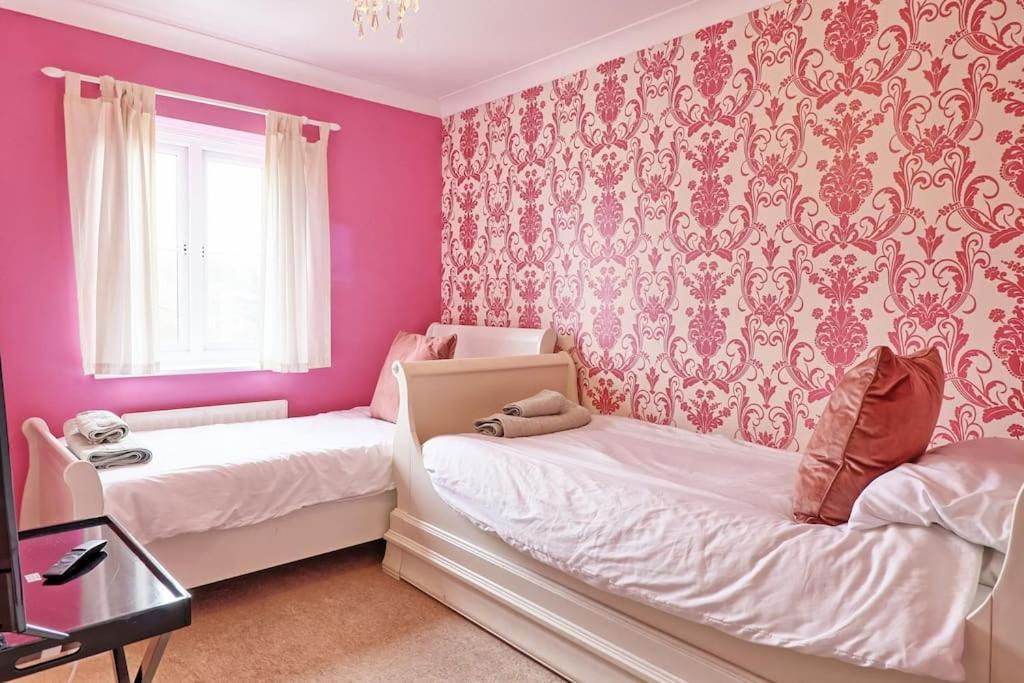 By Buildersbeds - Paignton House 4 Bedrooms Harold Wood ภายนอก รูปภาพ