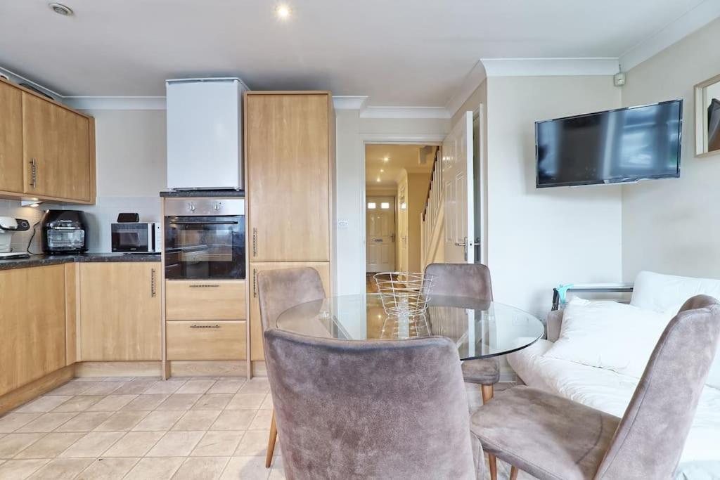 By Buildersbeds - Paignton House 4 Bedrooms Harold Wood ภายนอก รูปภาพ